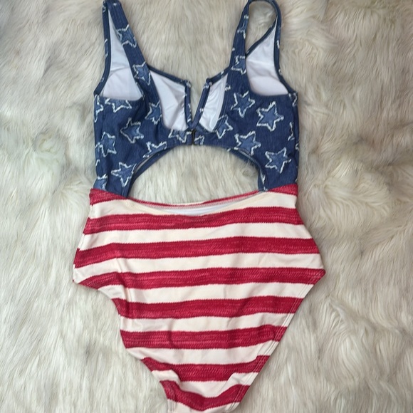 TRUE CRAFT PATRIOTIC CENTER CUT OUT ONE Piece - Picture 5 of 7